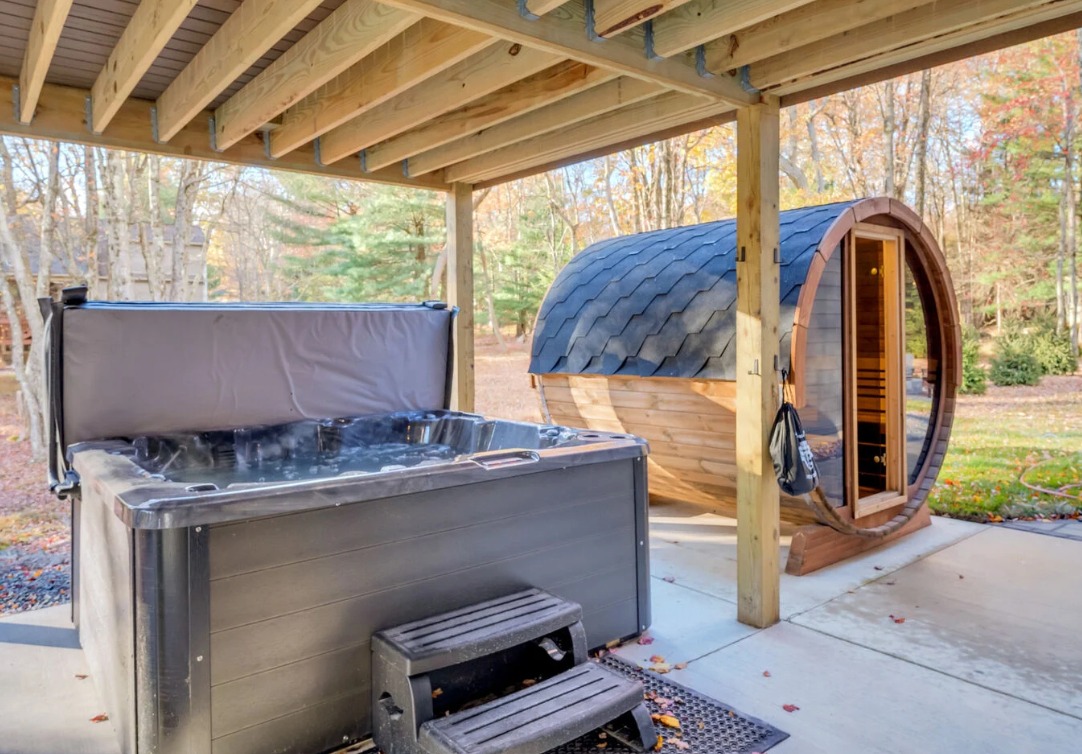 The Best Lakefront Vacation Homes in the Poconos With Indoor Pools, Hot Tubs, and Saunas